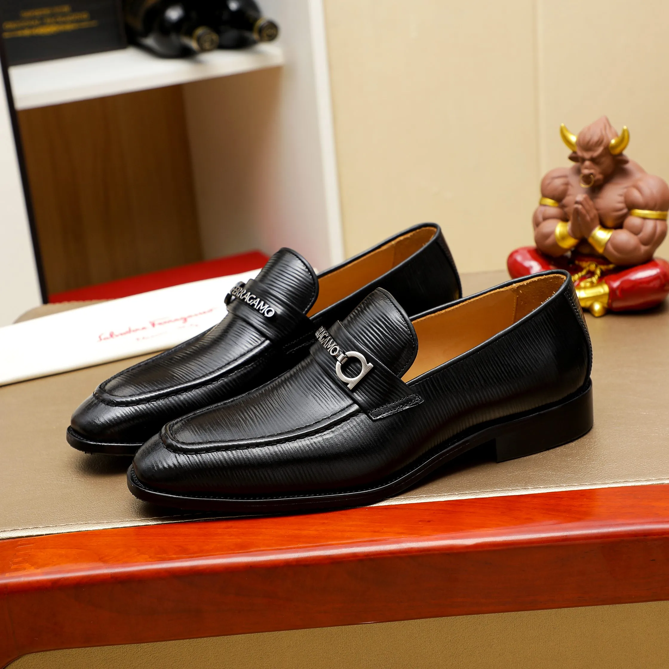 Men's shoes 💰460 🕷🕷🐂【Ferragamo】Ferragamo Popular fashion leather shoes🇨🇳Official website counter 1:1 production, original mold opening💯Good quality can be seen, imported high-end first-layer waxed calfskin, water-dyed🐂leather lining🌿very clear texture, high-quality waterproof, non-slip and wear-resistant outsole🎋high quality and low price, truly handmade🍓2 colors available! Code number 38-44……(45.46.Customized)
